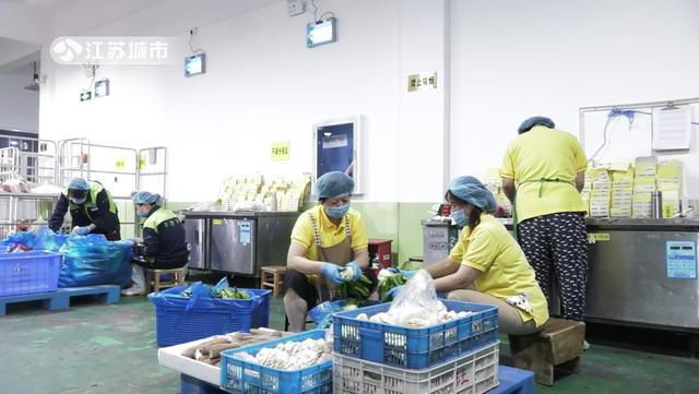聚焦民生保障，《江蘇直通車(chē)》報(bào)道南京豐浩華食品供應(yīng)鏈的“糧倉(cāng)”守護(hù)者